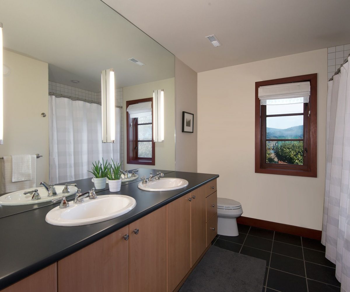 744 Roslyn Blvd, North Vancouver BC V7G 1P3