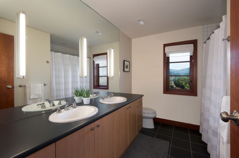 744 Roslyn Blvd, North Vancouver BC V7G 1P3