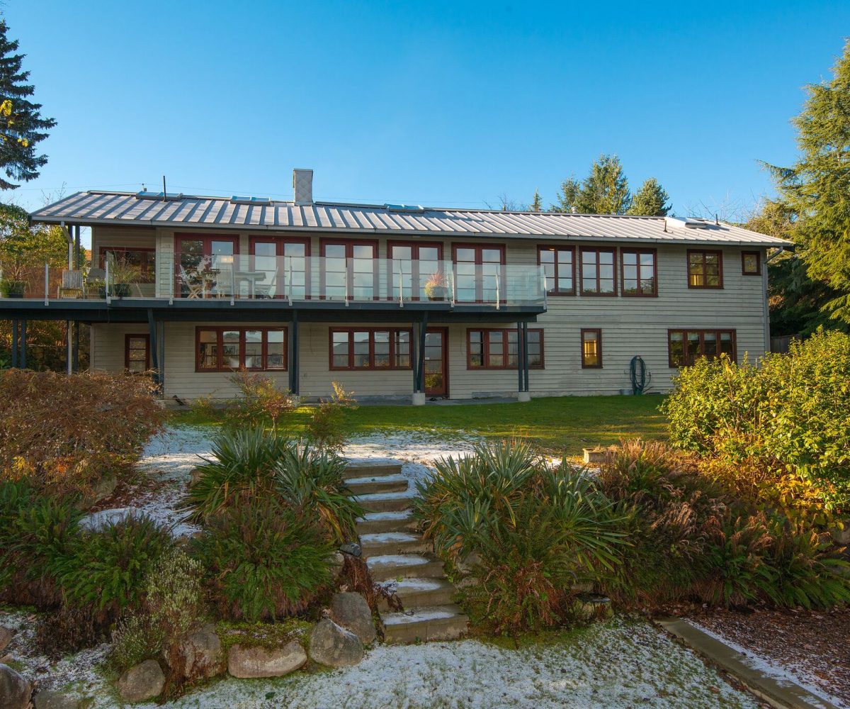 744 Roslyn Blvd, North Vancouver BC V7G 1P3