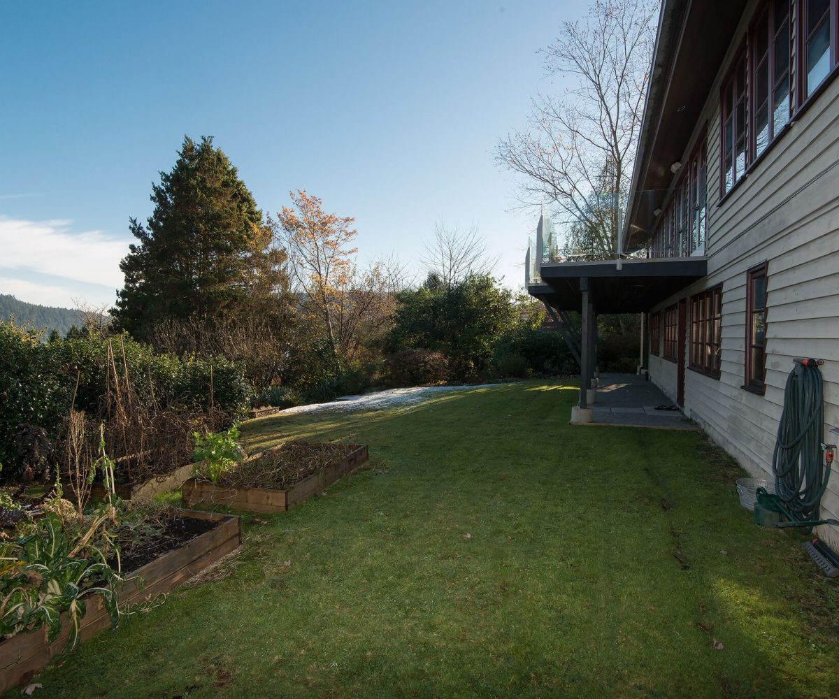 744 Roslyn Blvd, North Vancouver BC V7G 1P3