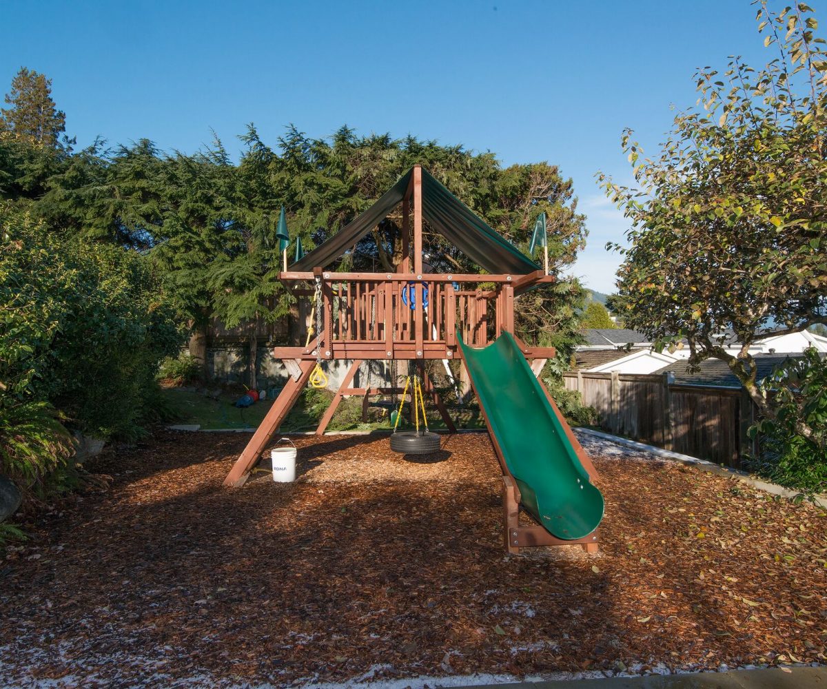 744 Roslyn Blvd, North Vancouver BC V7G 1P3