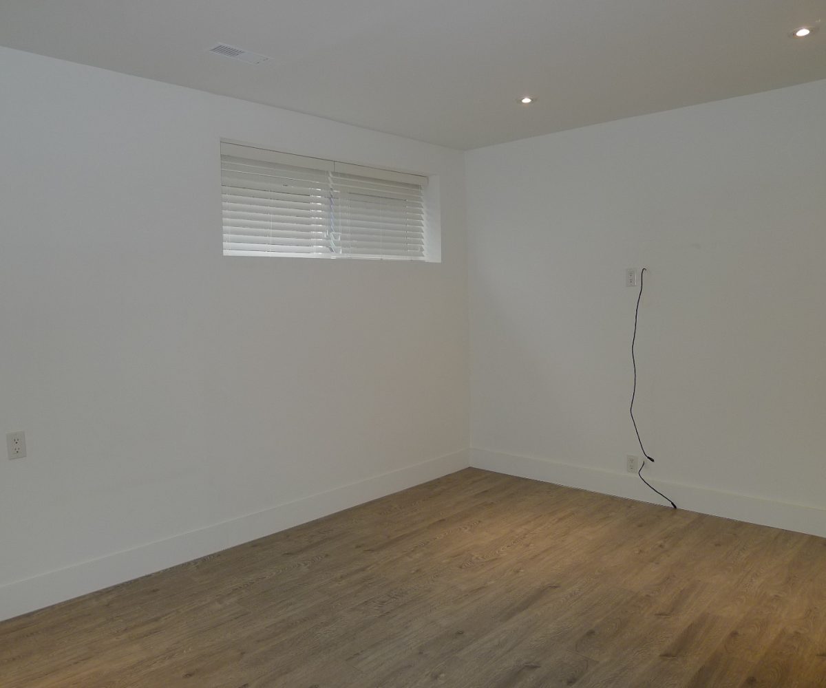 4377 Mountain Highway, North Vancouver, BC V7K 2K3