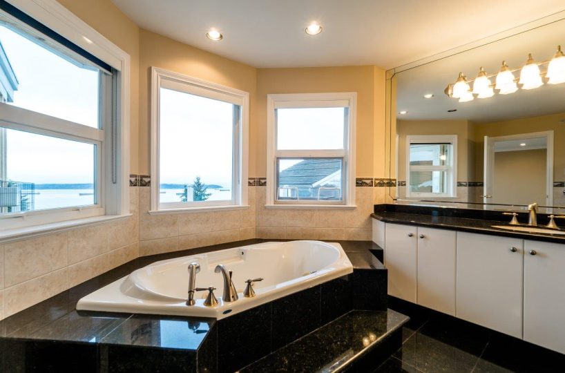 2326 Orchard Lane, West Vancouver V7V 4X6