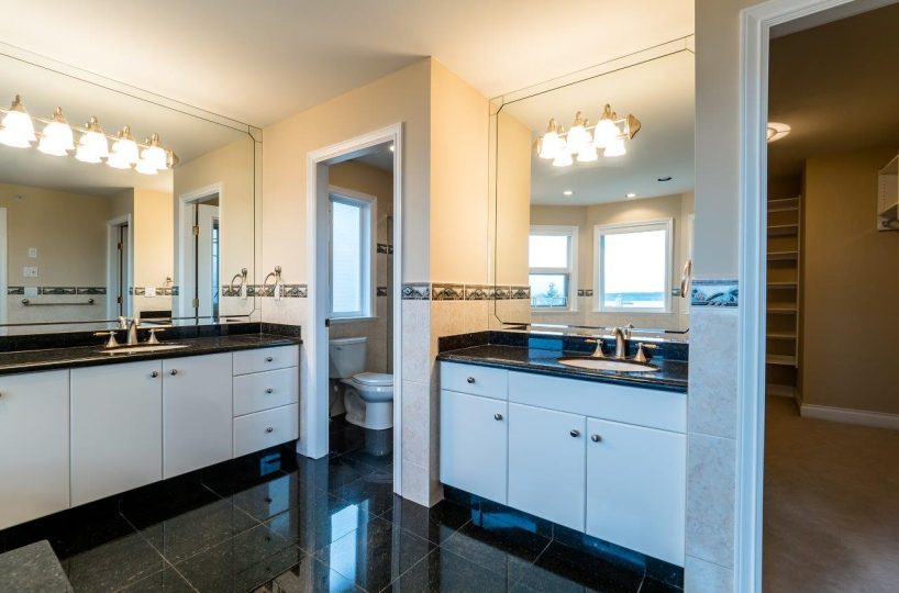 2326 Orchard Lane, West Vancouver V7V 4X6